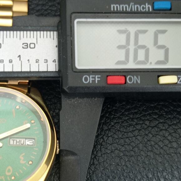 Vintage 1975 Seiko Automatic Mens Gold Watch W/daydate & Green accents - Picture 7 of 8